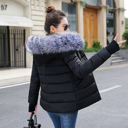 Winterparka Damen mit Kapuze und Pelzdetail – nachhaltiges Material, maßgeschneiderte Passform für kalte Tage 7