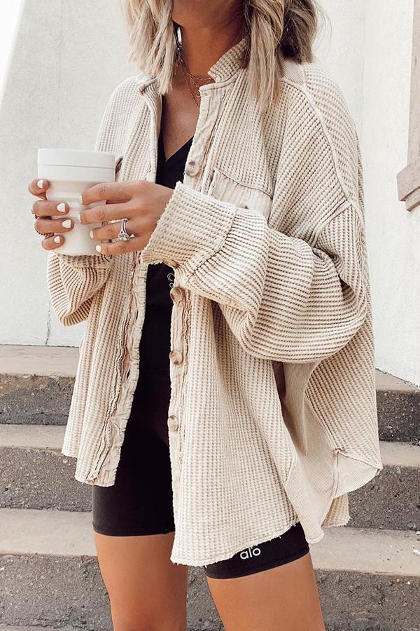 Klassische Damenjacke aus hochwertigem Stoff mit verstellbarer Taille und stilvollen Knöpfen – wind- und wasserabweisend, erhältlich in Schwarz, Camel und Marineblau 2