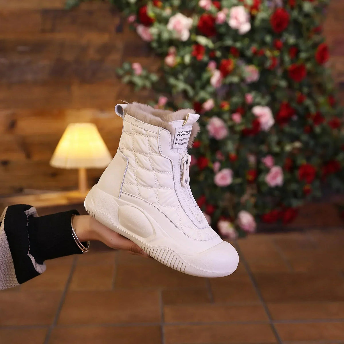 Gefütterte Damen-Winterstiefel, Leder, elegantes Design, isoliert-5