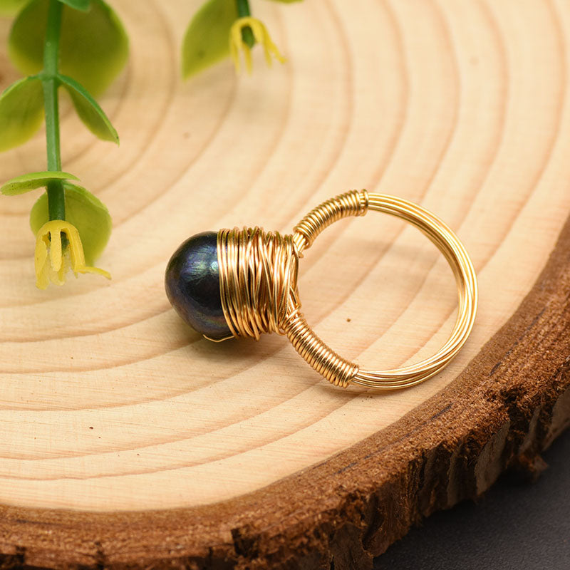 Ring aus Kupfer mit schwarzer Barockperle und einzigartigem Spulendesign – 18K vergoldet, vielseitiges Schmuckstück für Alltag und Fest 4