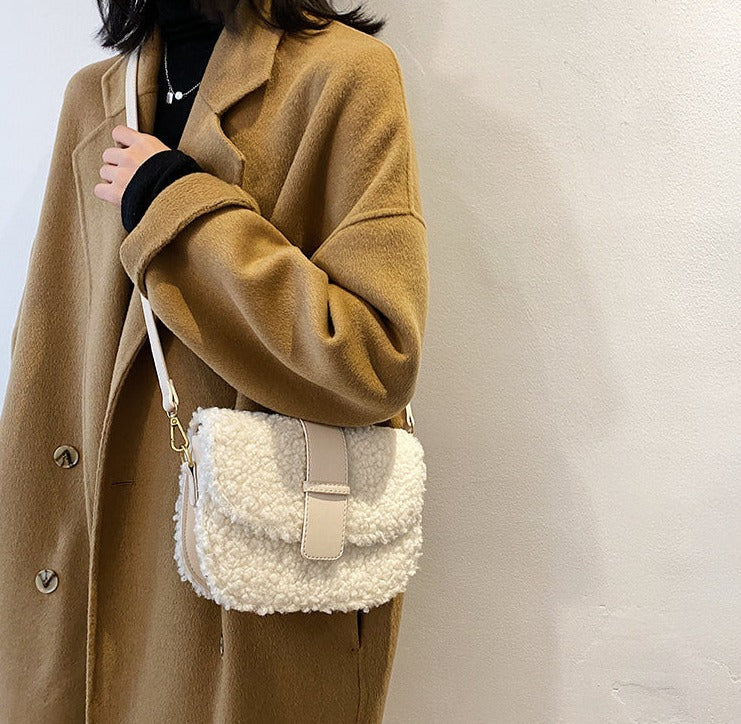 Damentasche, Plüschdesign, elegant mit geflochtenem Riemen-3