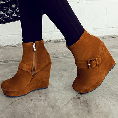 Damen-Knöchelstiefel aus Flockmaterial mit Keilabsatz – runde Spitze, monochromes Design, bequeme Passform 3
