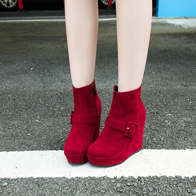 Damen-Knöchelstiefel aus Flockmaterial mit Keilabsatz – runde Spitze, monochromes Design, bequeme Passform 2