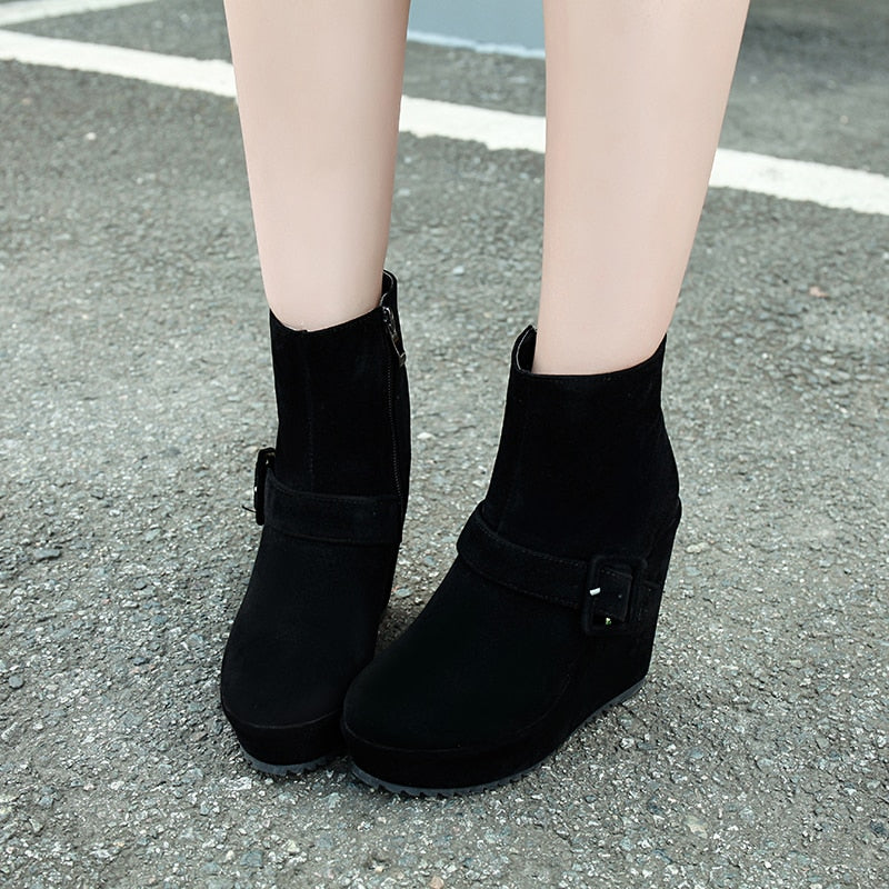 Damen-Knöchelstiefel aus Flockmaterial mit Keilabsatz – runde Spitze, monochromes Design, bequeme Passform 4