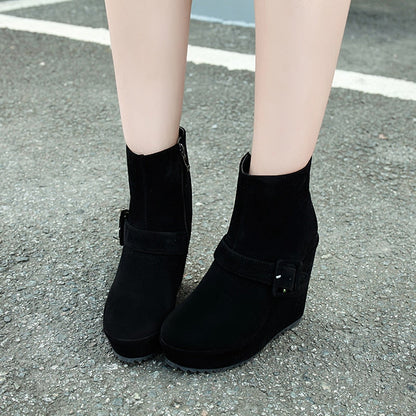 Damen-Knöchelstiefel aus Flockmaterial mit Keilabsatz – runde Spitze, monochromes Design, bequeme Passform 4