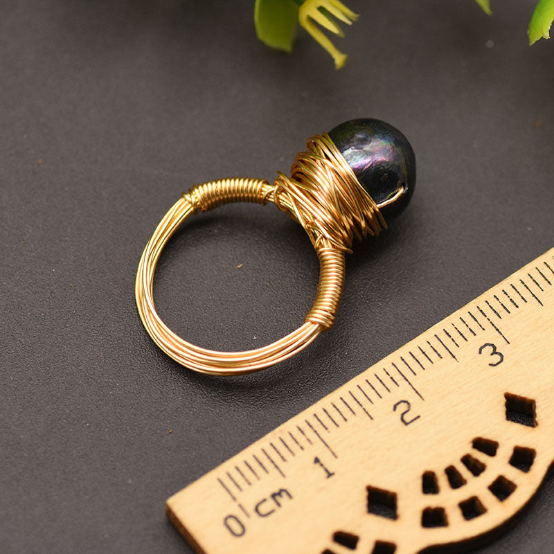 Ring aus Kupfer mit schwarzer Barockperle und einzigartigem Spulendesign – 18K vergoldet, vielseitiges Schmuckstück für Alltag und Fest 5