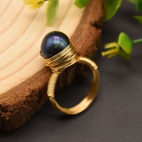 Ring aus Kupfer mit schwarzer Barockperle und einzigartigem Spulendesign – 18K vergoldet, vielseitiges Schmuckstück für Alltag und Fest 1