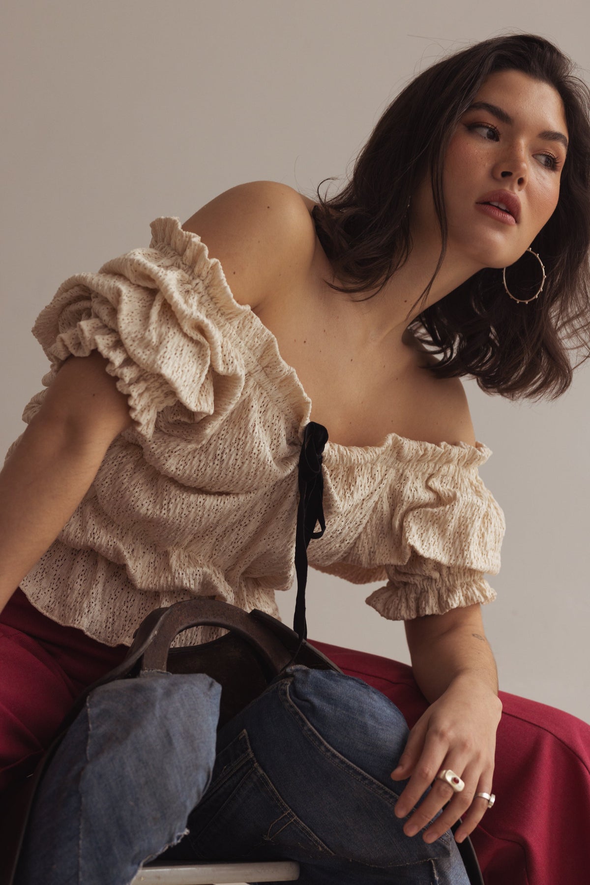 Damenbluse im romantischen Stil mit elastischen Details und Samtband 100% PES-6