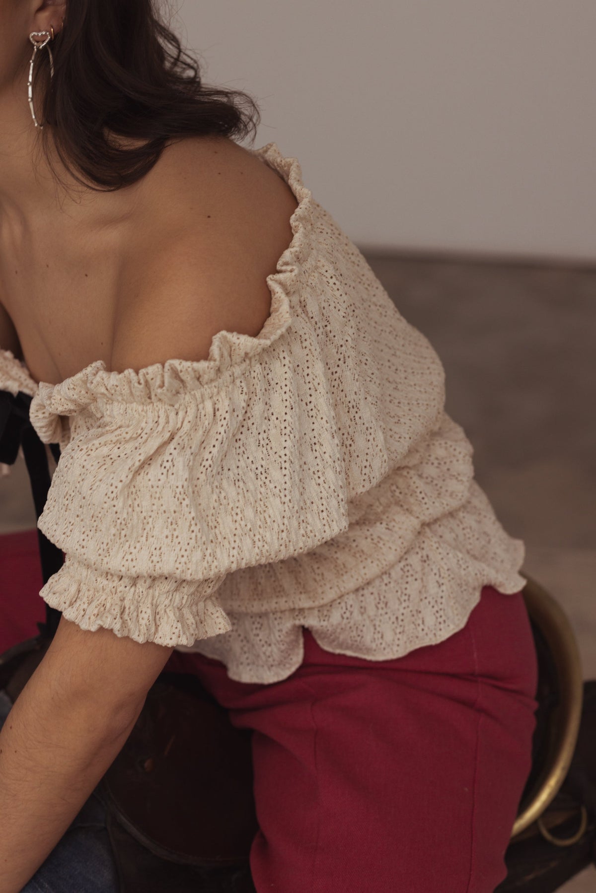 Damenbluse im romantischen Stil mit elastischen Details und Samtband 100% PES-4