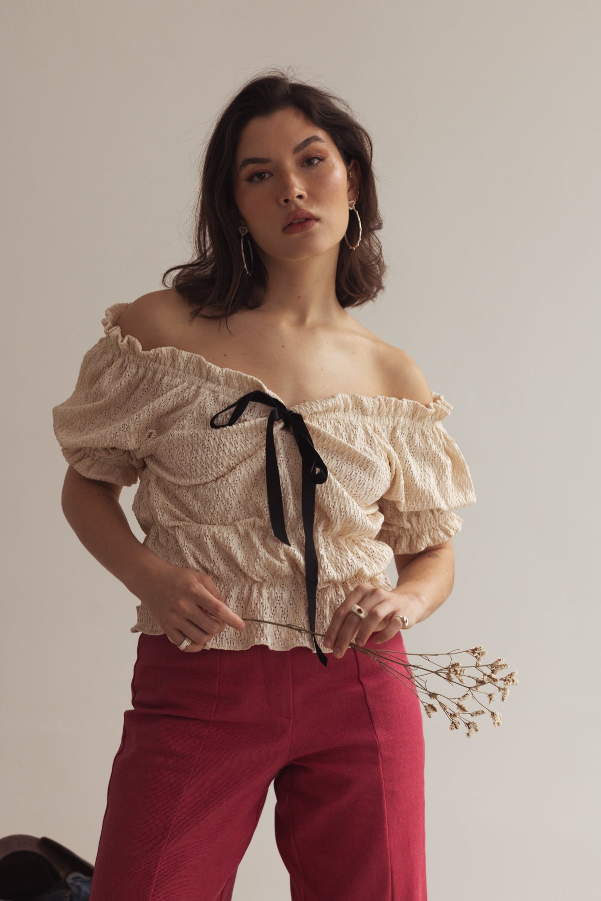 Damenbluse im romantischen Stil mit elastischen Details und Samtband 100% PES-3