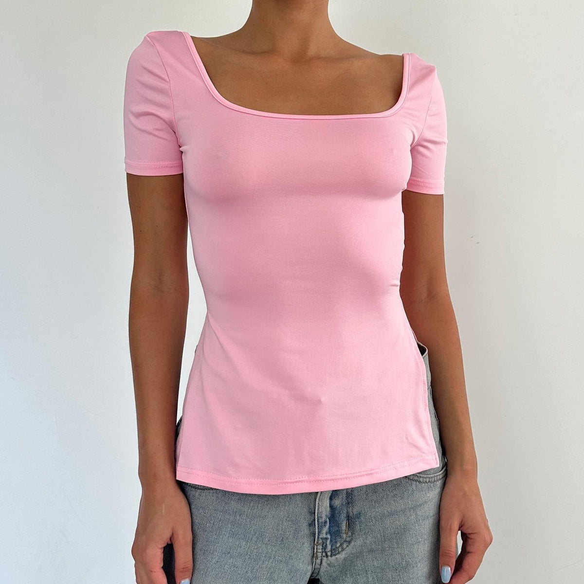 Damen-T-Shirt mit modernem eckigem Ausschnitt, elastischem Material, kurzen Ärmeln - stilvolles Oberteil für den Sommer 1