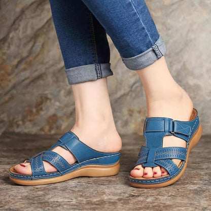 Breite Keilabsatz-Sandalen für Damen aus tiefrotem Leder mit Perforation und weichem Fußbett – elegantes und bequemes Design 4
