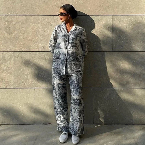 Elegantes Satin-Pyjama-Set für Damen mit Muster – Lockere Passform und glänzendes Material 1
