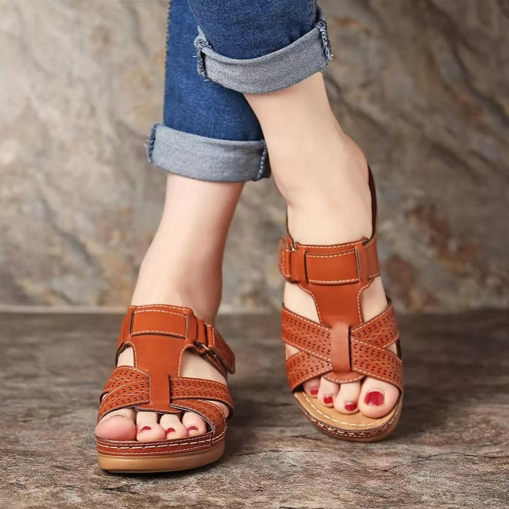 Breite Keilabsatz-Sandalen für Damen aus tiefrotem Leder mit Perforierung und weichem Fußbett – elegantes und bequemes Design 3