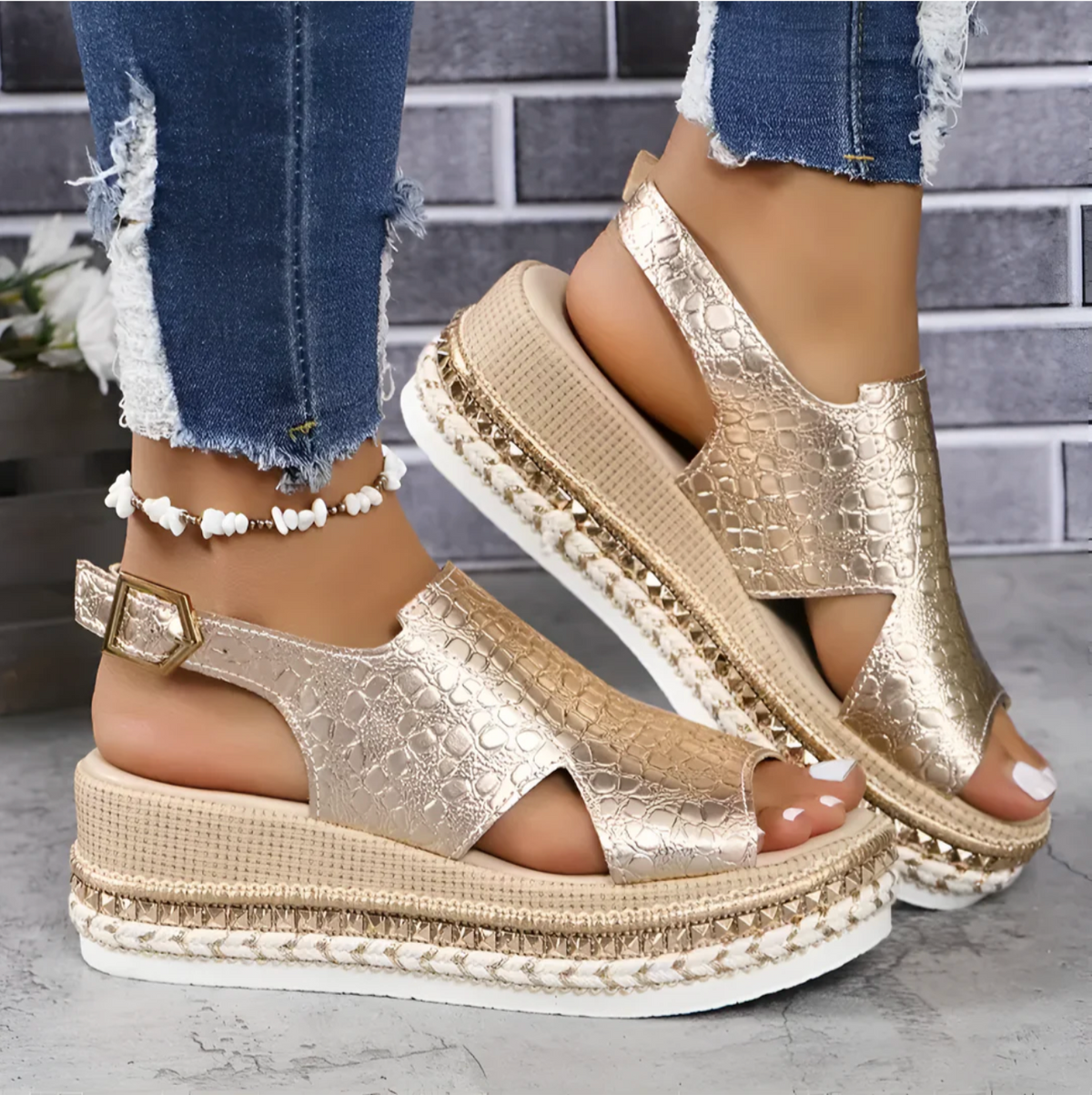 Damen-Plateau-Sandalen mit Metallic-Finish und verstellbarem Verschluss 1