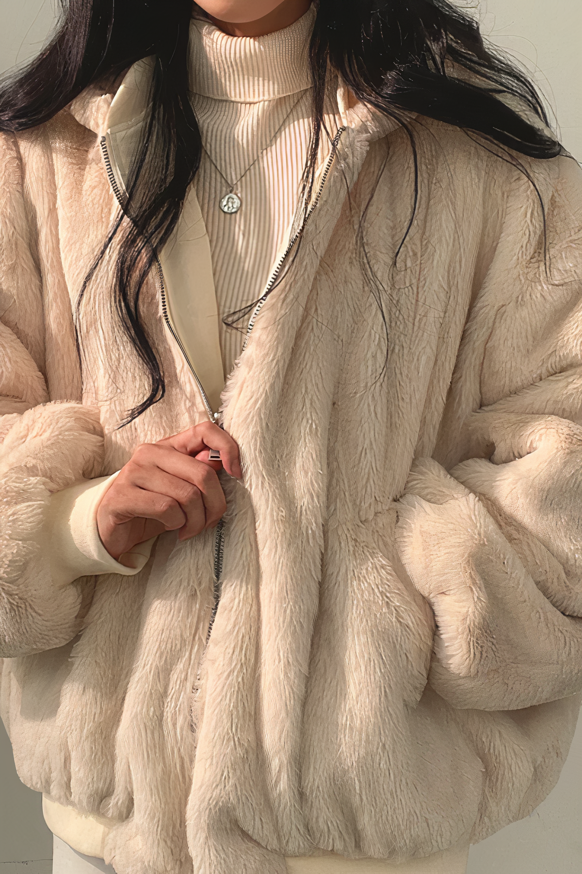 Langer Wintermantel Damen mit Kaschmir-Kapuze und Lammfellfutter-3