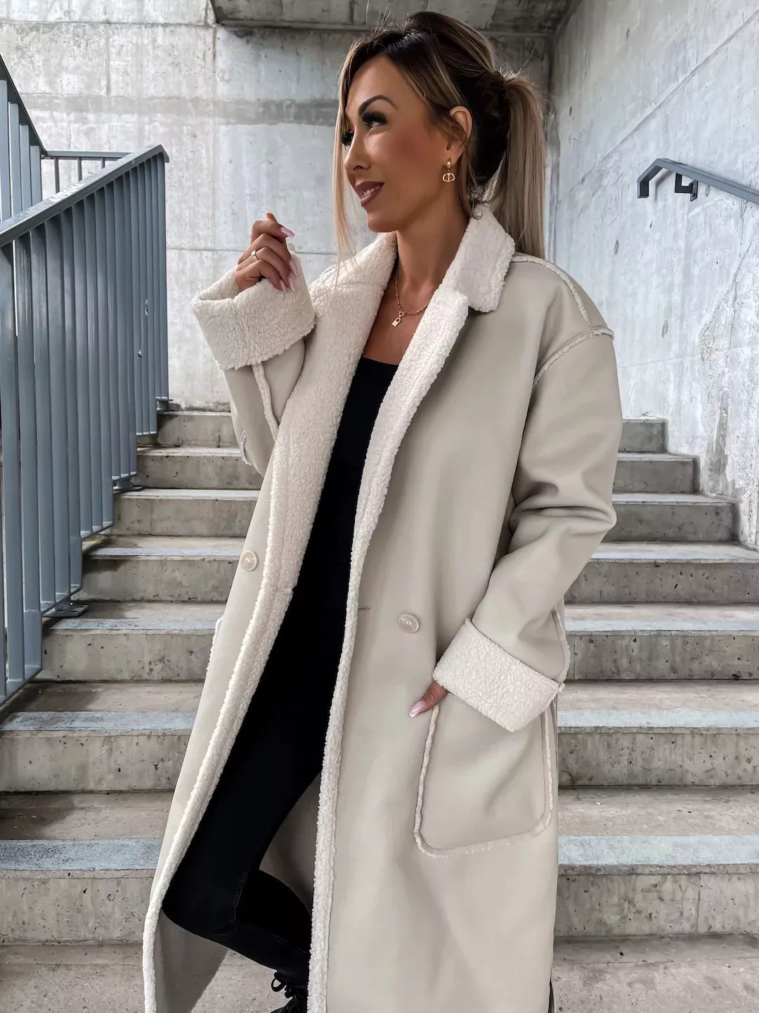 Damenjacke Lang aus Leder mit Kunstfelldetails für kalte Tage-3