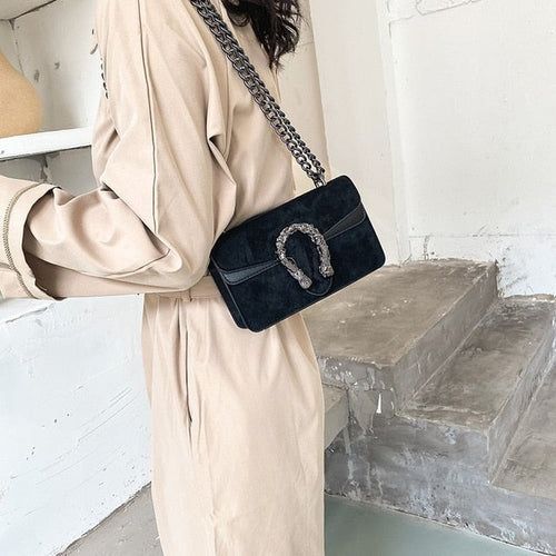 Damen Schultertasche in Kunstleder mit Metall-Details und Klappenöffnung-1
