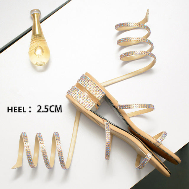 Damen-Sandalen, flach mit Knöchelriemen aus Seide und Strass 9